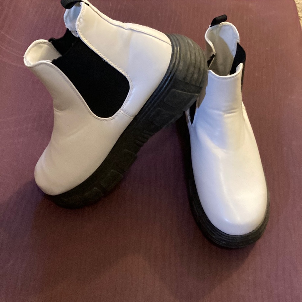Koi Winter White Chelsea Moon Boots Size 8 (men’s sizing)